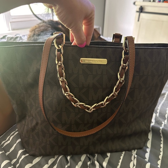 Michael Kors large hand bag. - Picture 4 of 4
